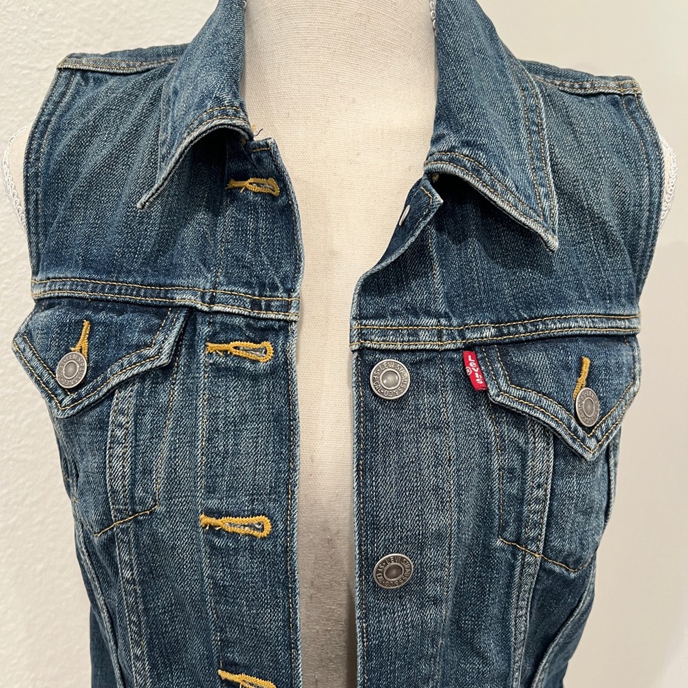Levi’s Cropped Jean Denim Vest - Picture 5 of 9